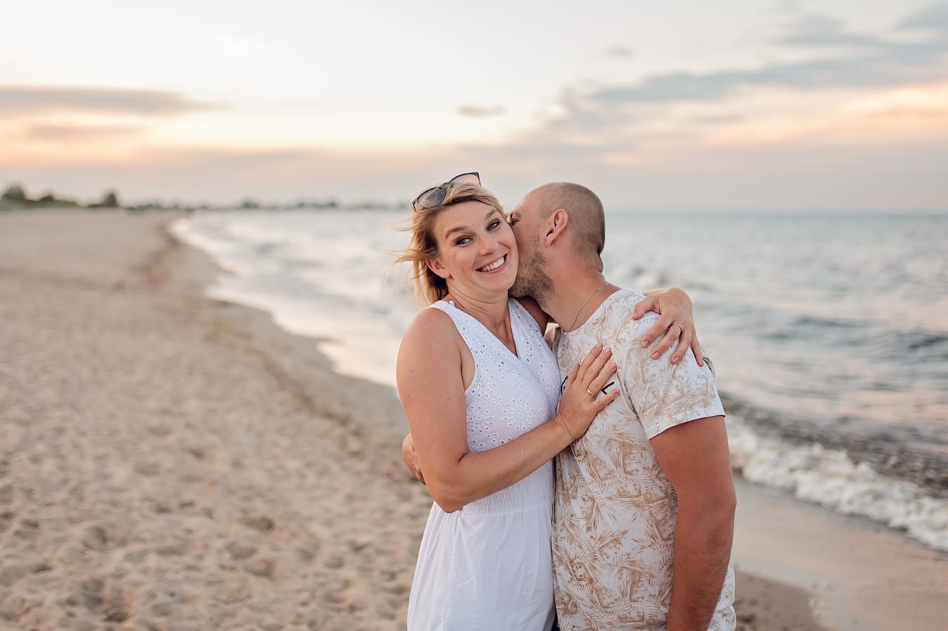 Portret rodziny wielodzietnej zachód słońca morze