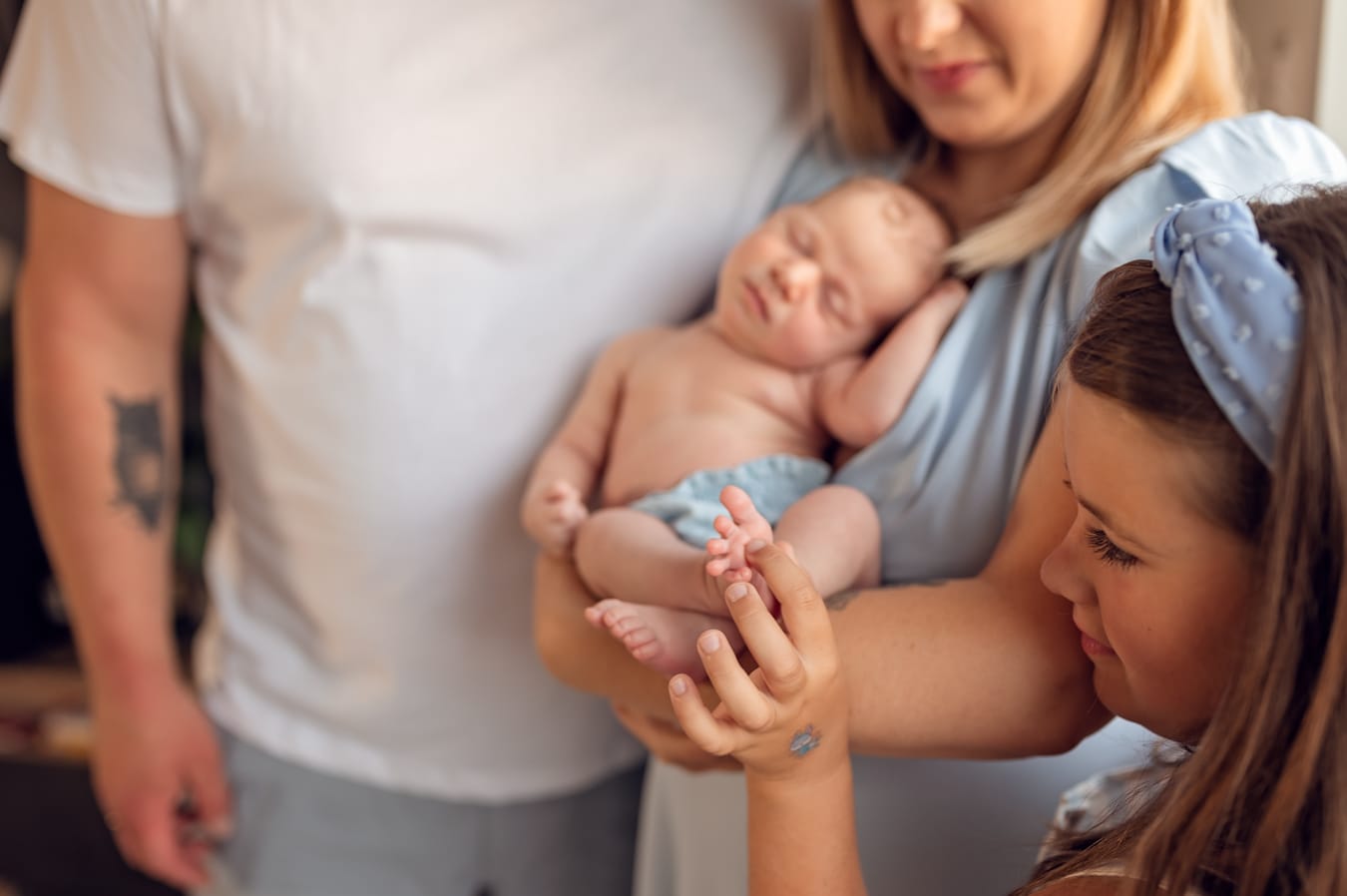 Siostra głaszcze stópkę noworodka fotografia noworodkowa Trójmiasto