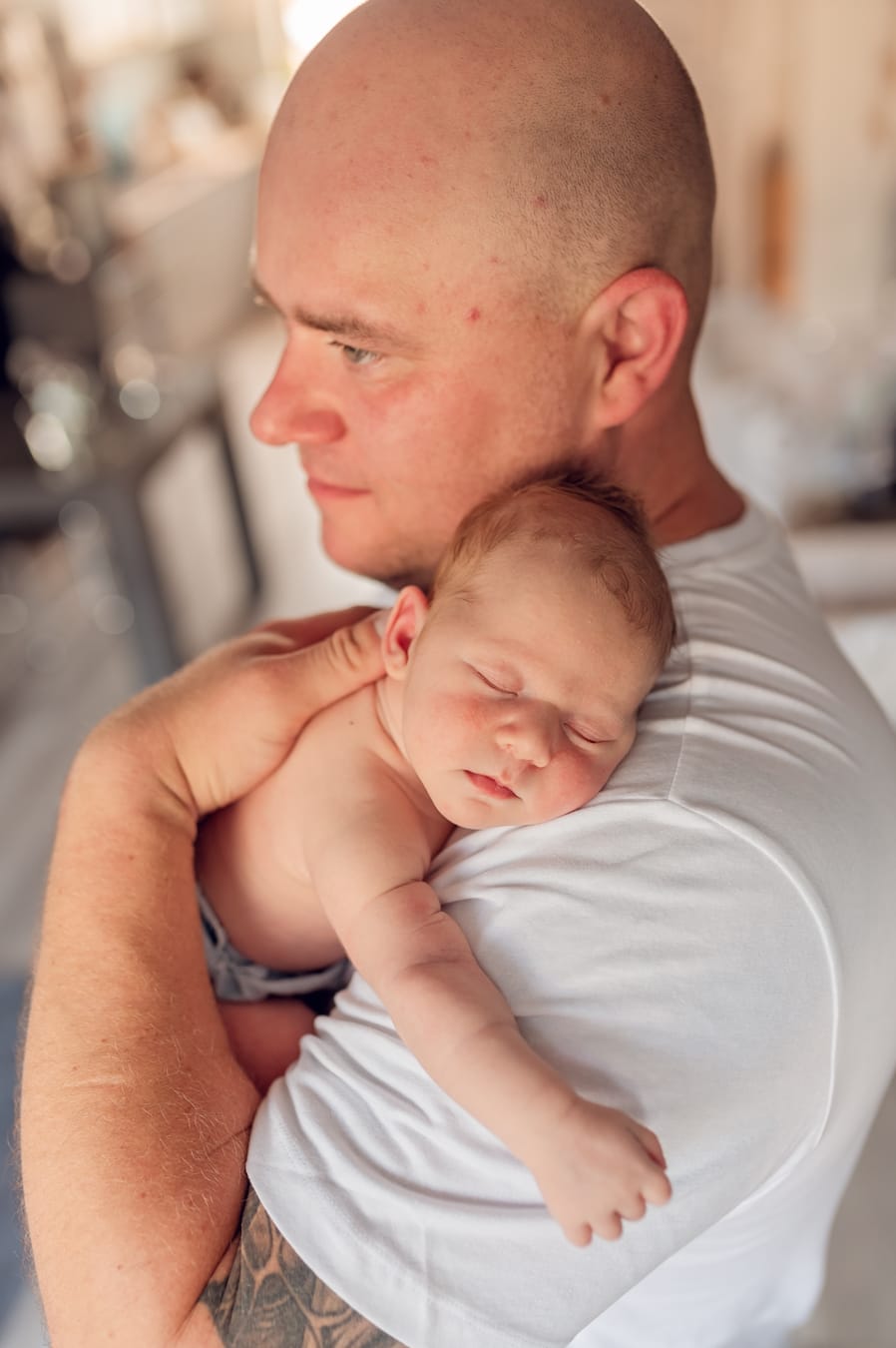 Noworodek śpi na ramieniu taty sesja noworodkowa Trójmiasto