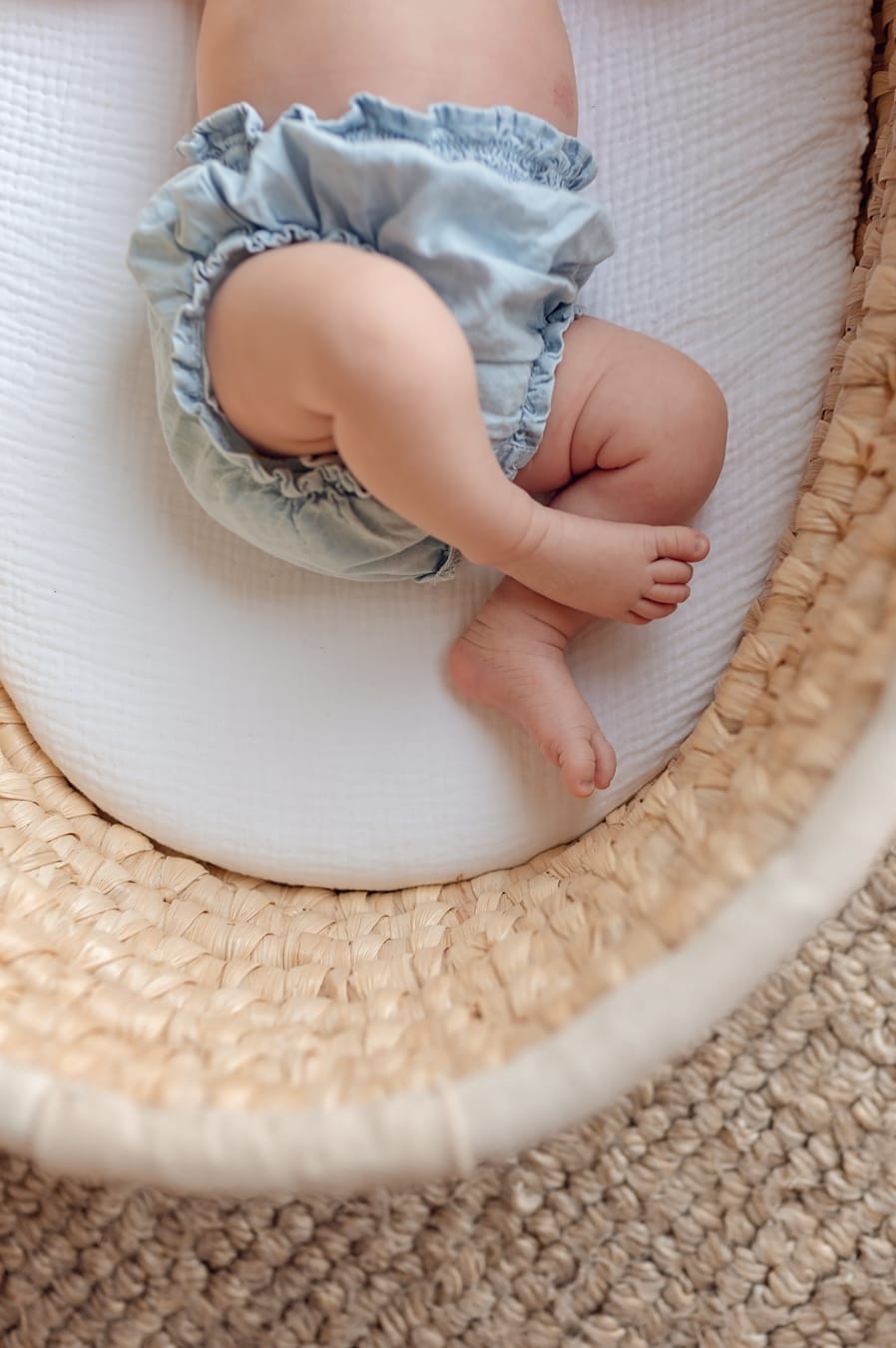 Stópki noworodka w koszu Mojżesza sesja Trójmiasto