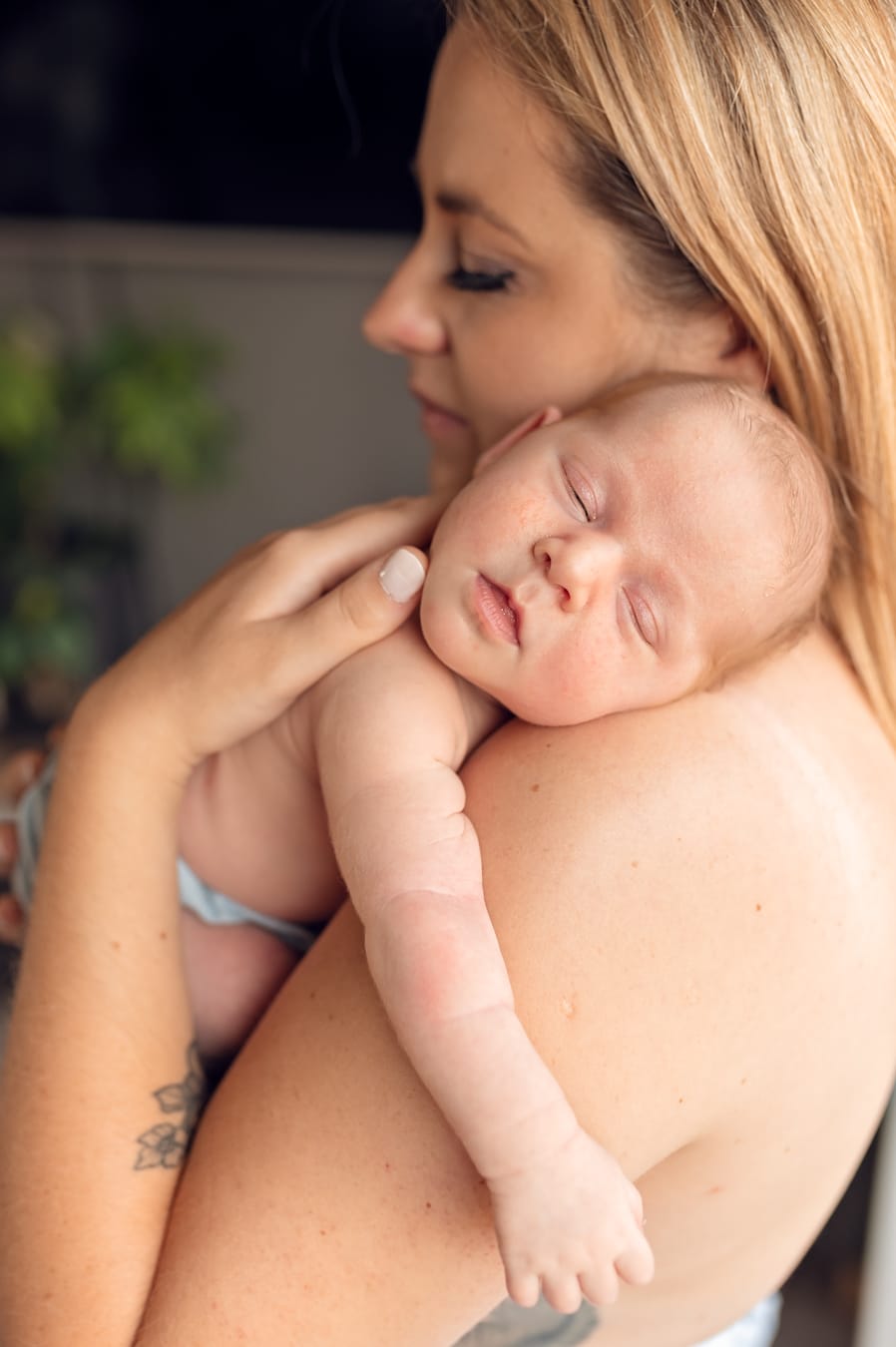 Noworodek śpi na ramieniu mamy sesja noworodkowa Trójmiasto