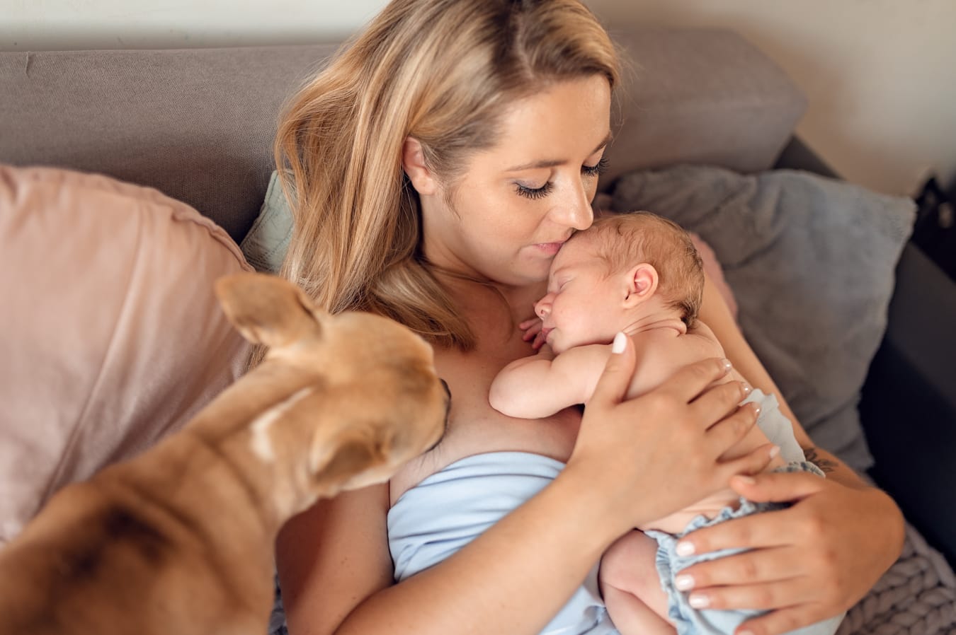 Mama tuli noworodka pies obok sesja noworodkowa Trójmiasto