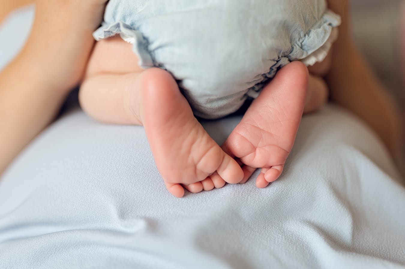 Stópki noworodka na mamie detal sesja Trójmiasto