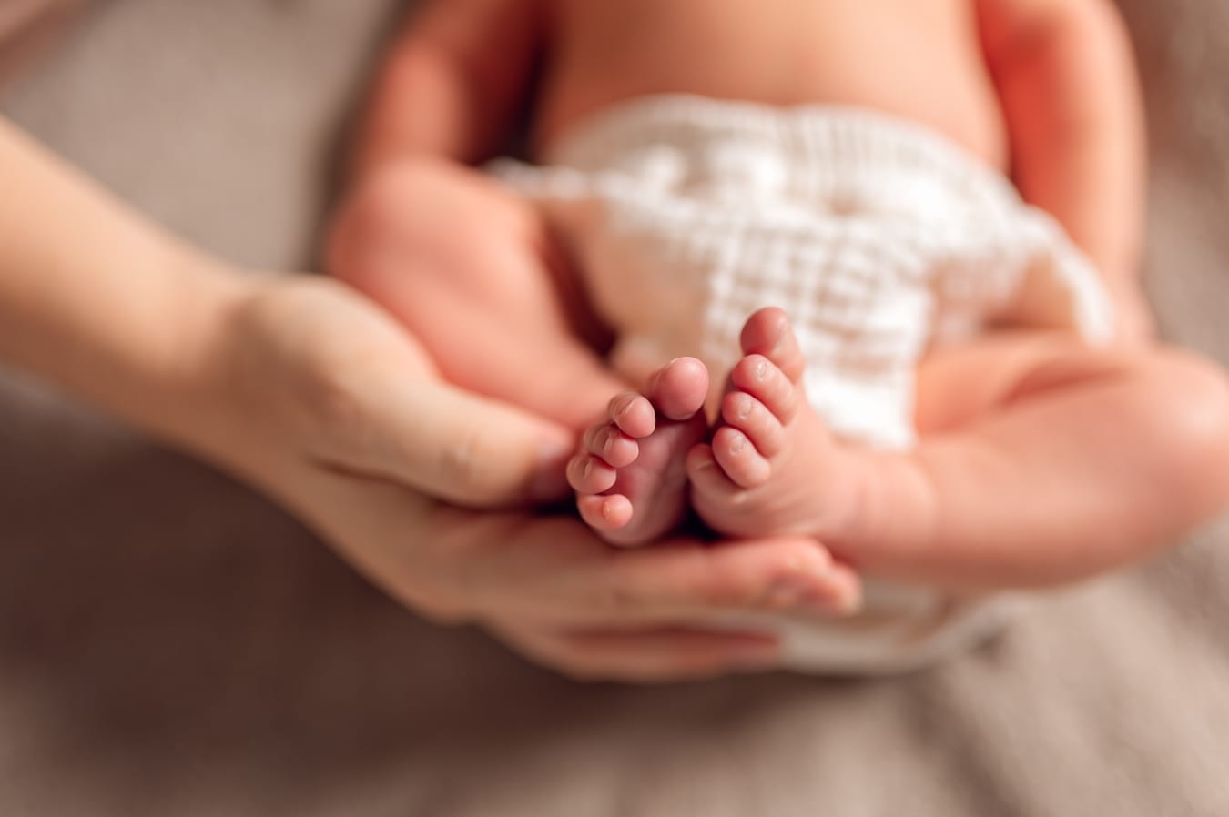 Stópki noworodka detal sesja lifestyle w domu Gdańsk