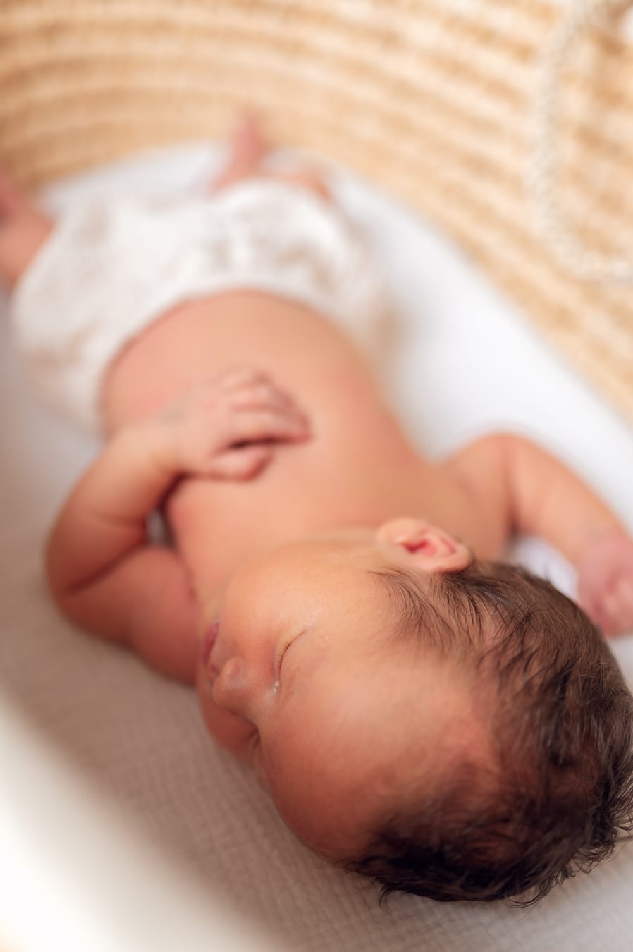 Główka śpiącego noworodka zbliżenie sesja lifestyle