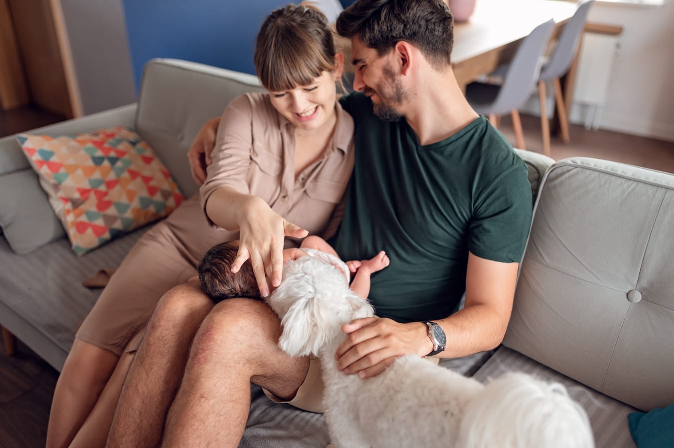 Noworodek na kolanach taty sesja noworodkowa lifestyle Gdańsk