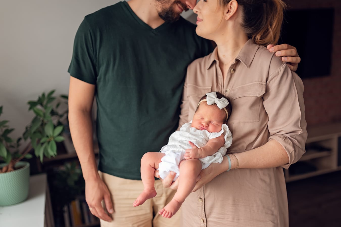 Noworodek w dłoniach mamy rodzice razem sesja lifestyle Gdańsk