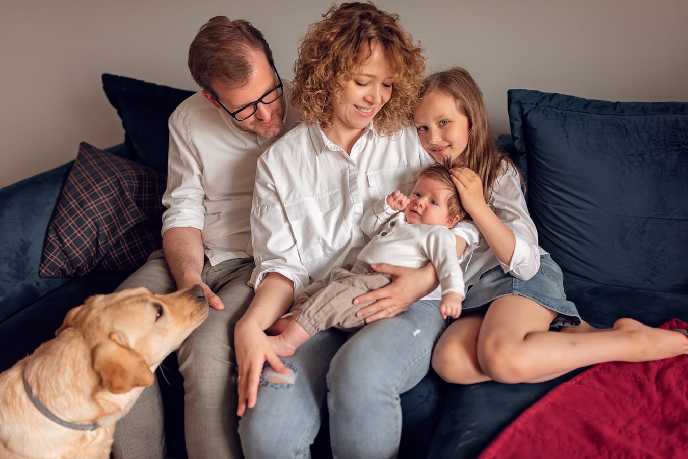 Portret rodziny z psem na kanapie sesja w domu Gdańsk