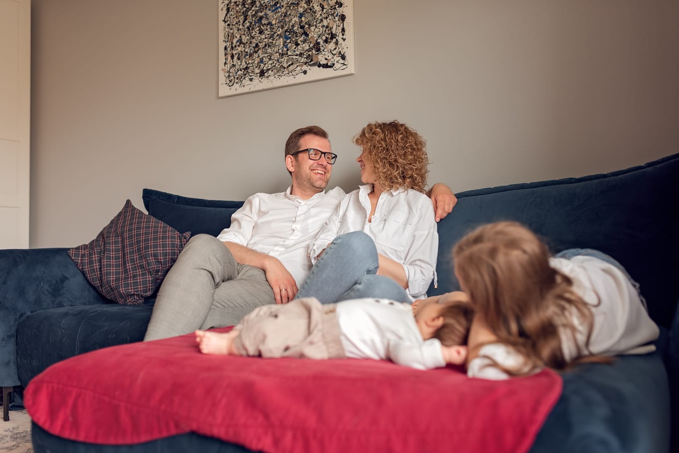 Rodzeństwo i rodzice na kanapie sesja w domu Gdańsk