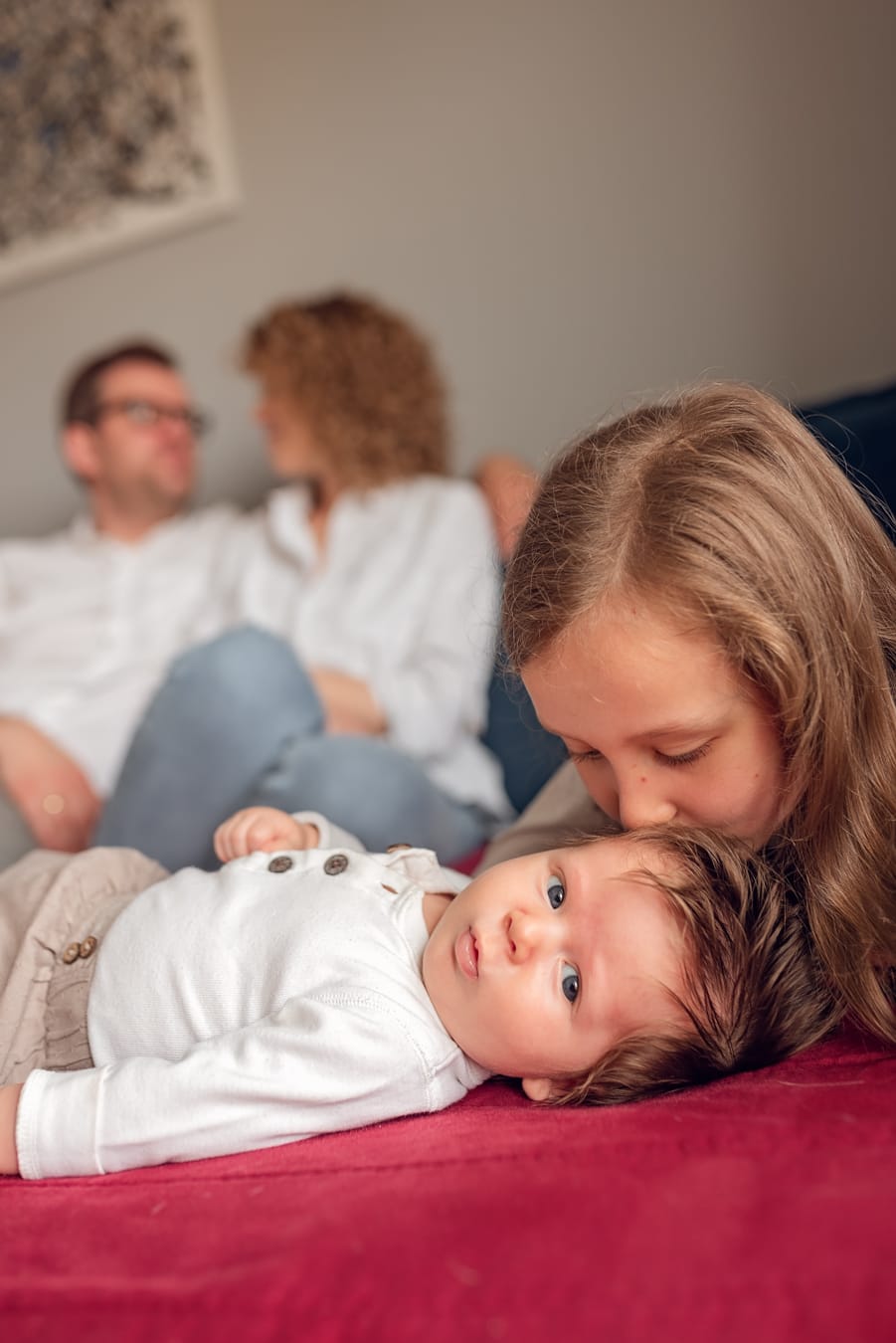 Siostra tuli brata rodzice w tle sesja w domu