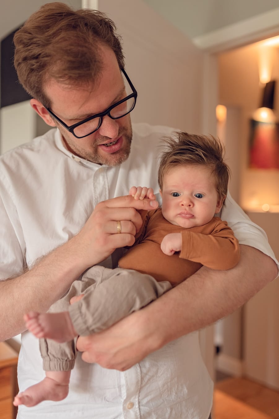 Tata z niemowlakiem sesja rodzinna w domu Gdańsk