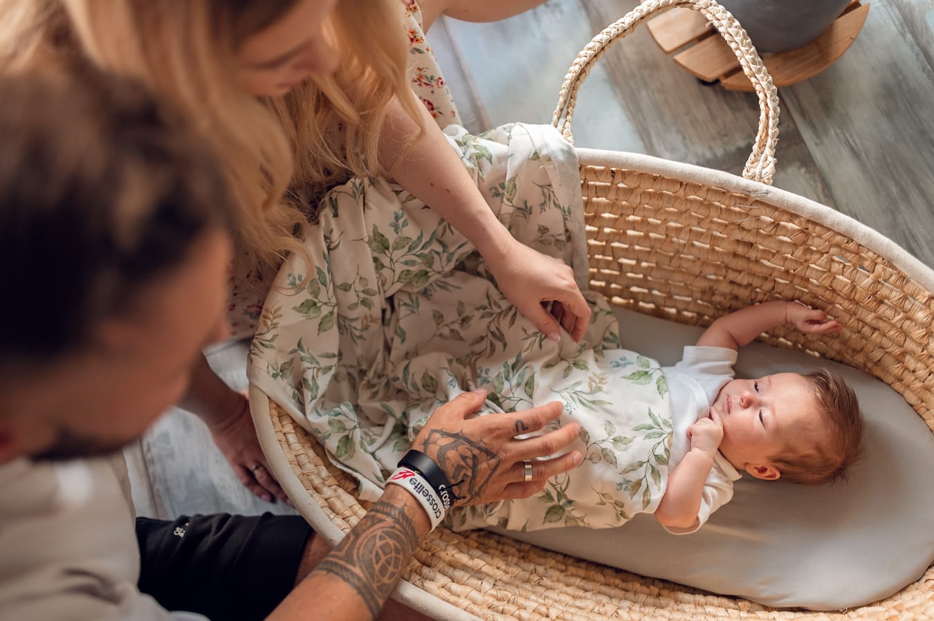 Niemowlę w koszu mojżesza sesja niemowlęca Gdańsk
