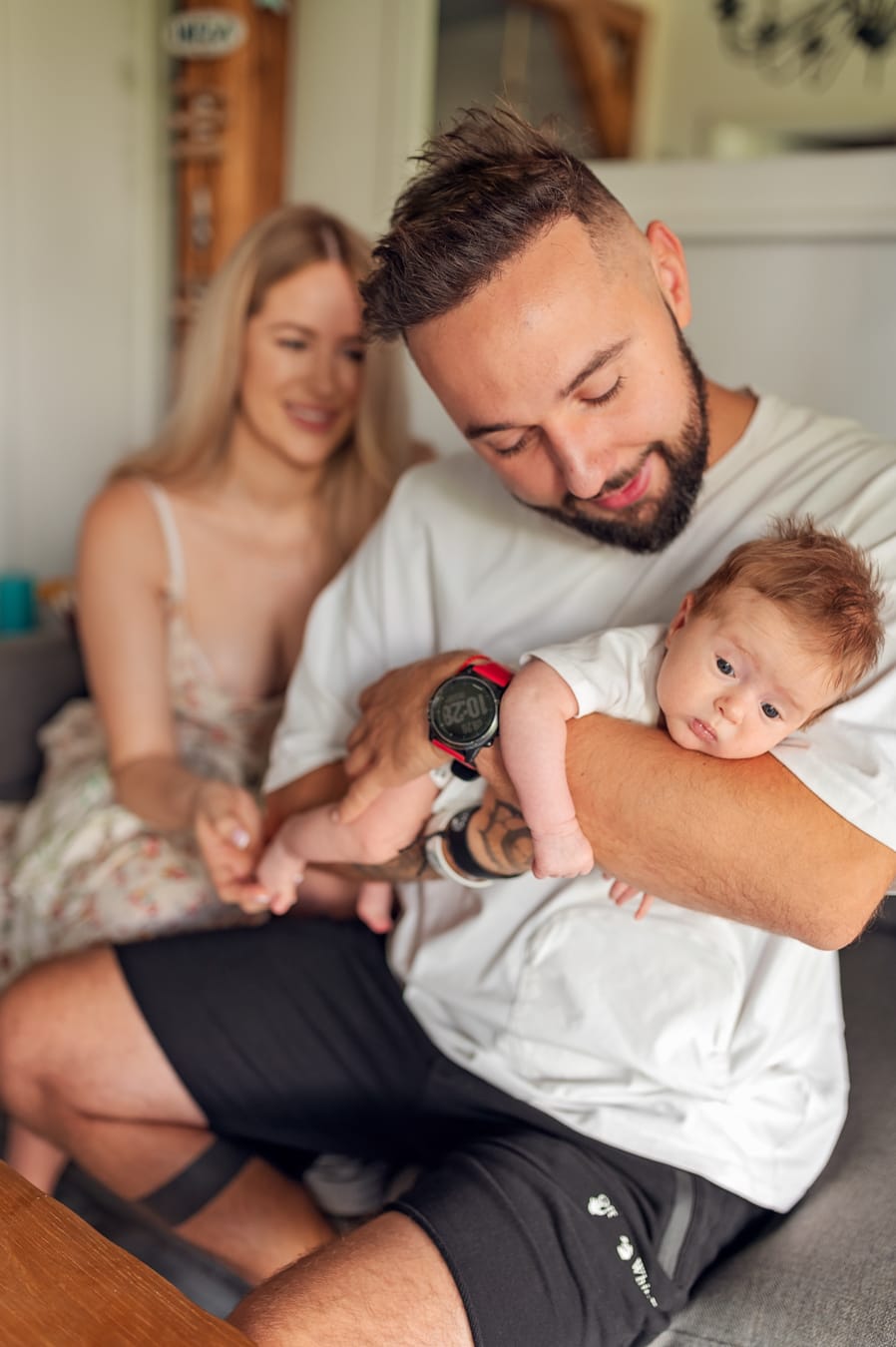 Niemowlę w ramionach taty sesja niemowlęca Gdańsk