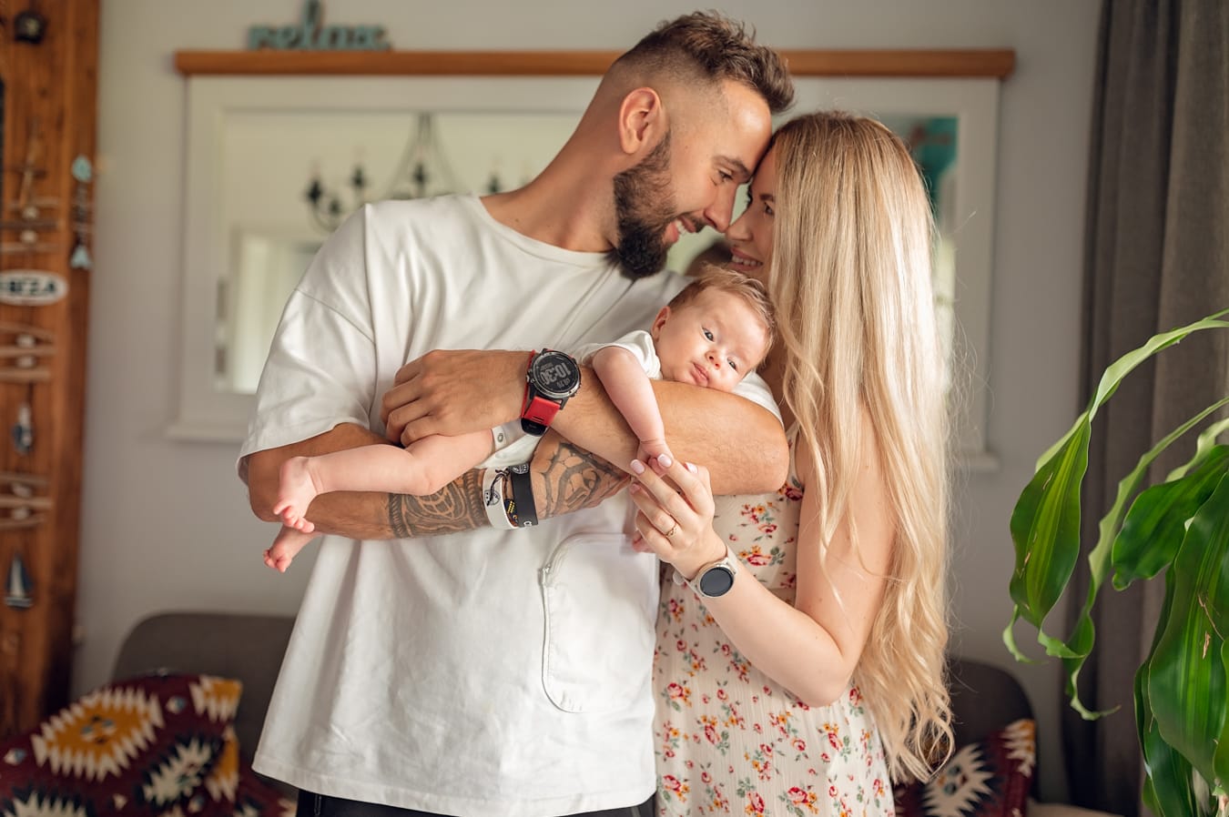 Rodzice z niemowlęciem sesja w domu Gdańsk