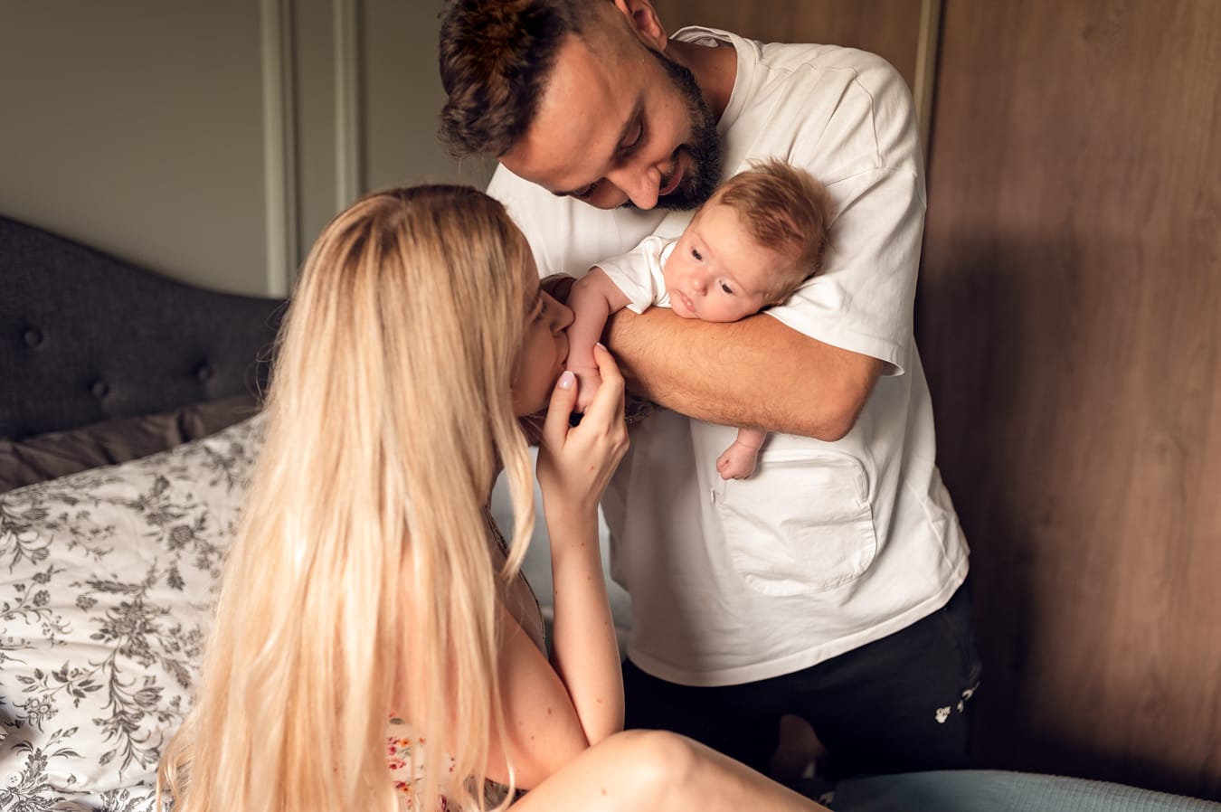 Niemowlę na leniwca u taty sesja niemowlęca Gdańsk