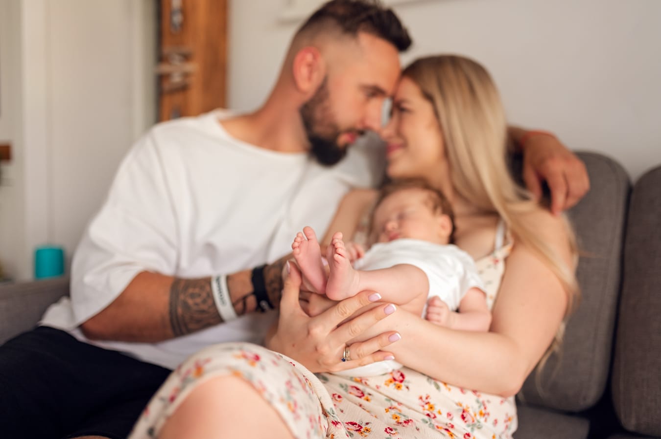 Niemowlę śpi na mamie rodzice przytuleni sesja Gdańsk