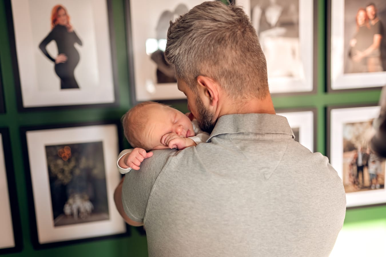 Noworodek śpi na ramieniu taty sesja w domu Gdańsk