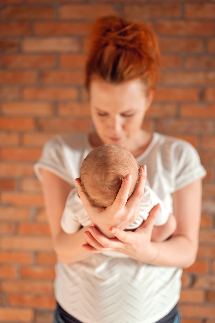 Mama trzyma noworodka sesja z noworodkiem Gdańsk