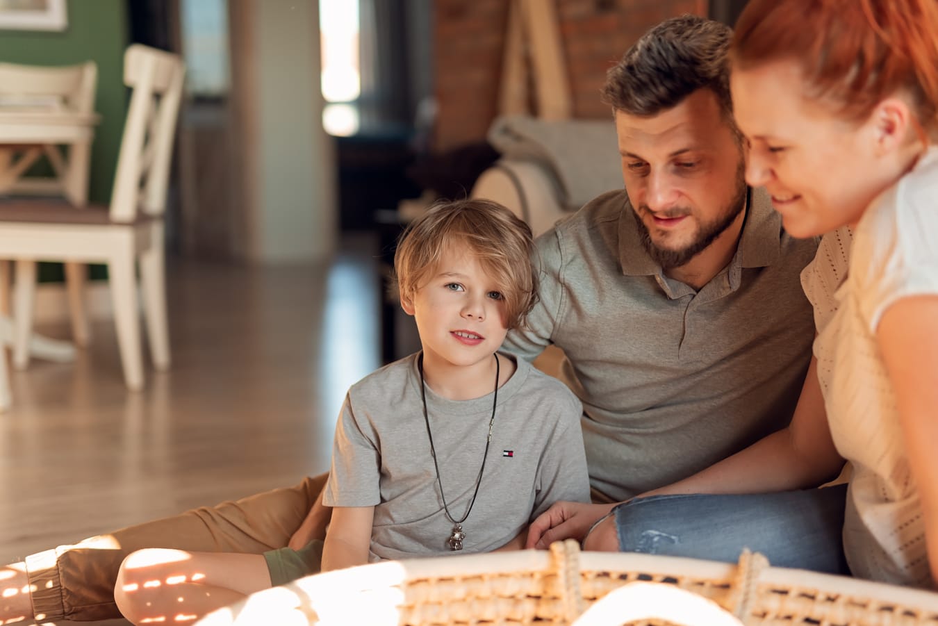 Starszy brat podczas sesji z noworodkiem w domu Gdańsk