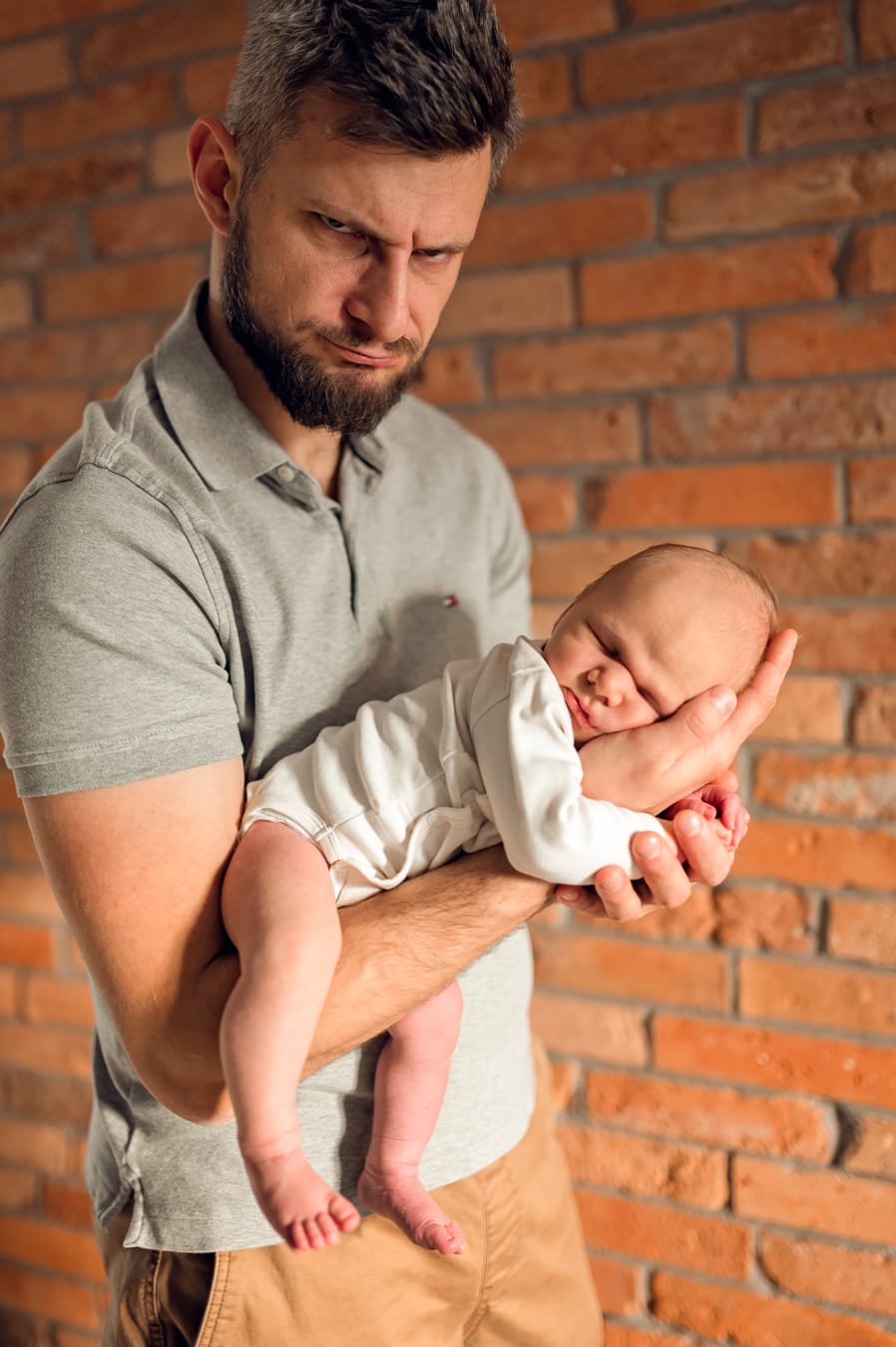 Tata naśladuje minę noworodka zabawny moment sesja Gdańsk