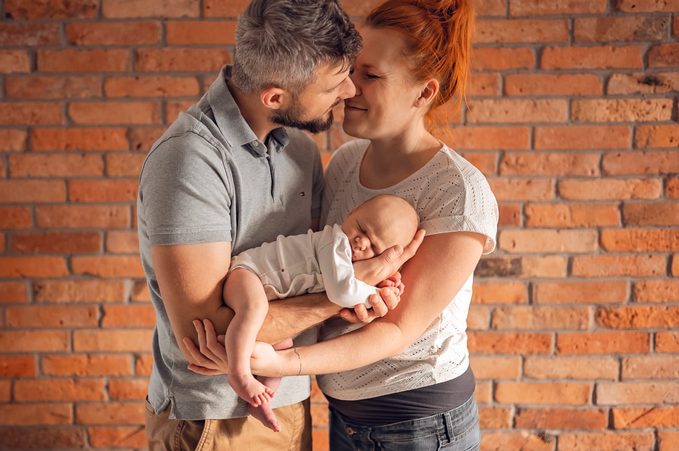 Rodzice okazują czułość sesja z noworodkiem w domu Gdańsk