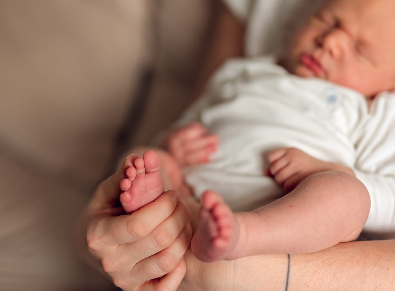 Stópka noworodka w dłoni mamy detal sesja Gdańsk