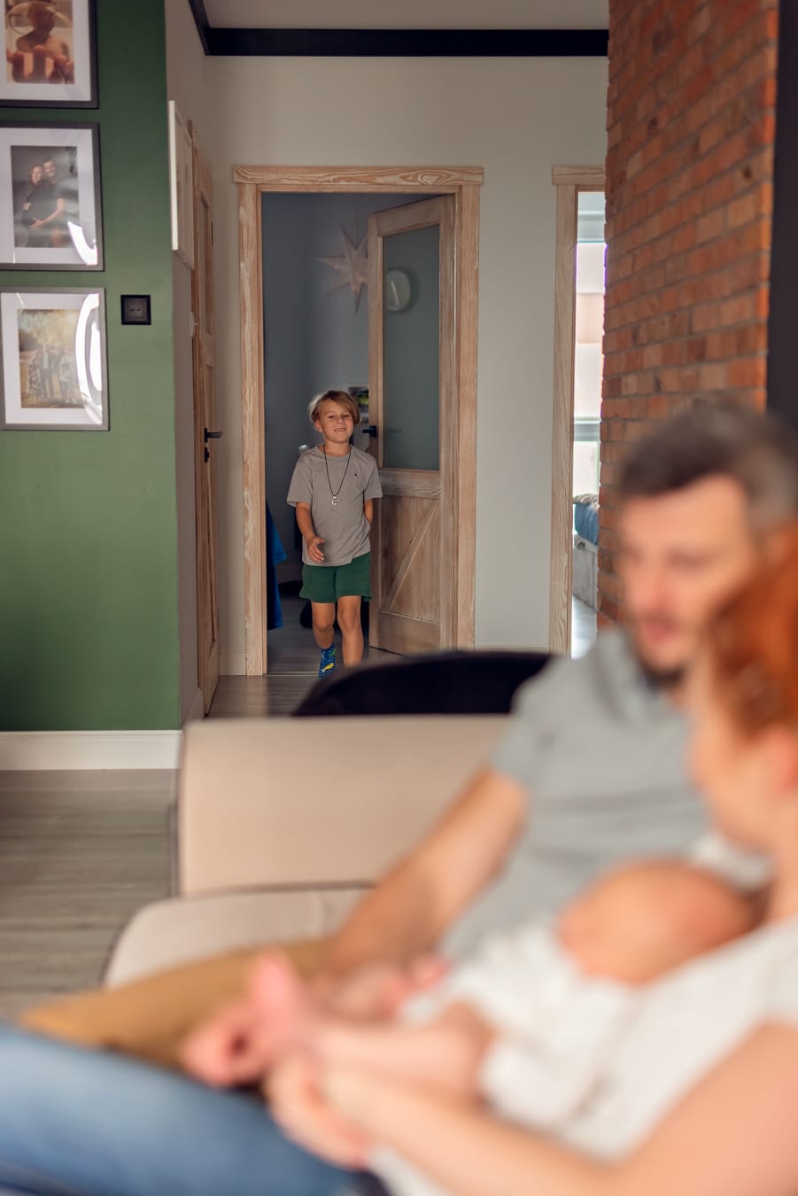 Starszy syn biegnie do rodziców sesja z noworodkiem Gdańsk