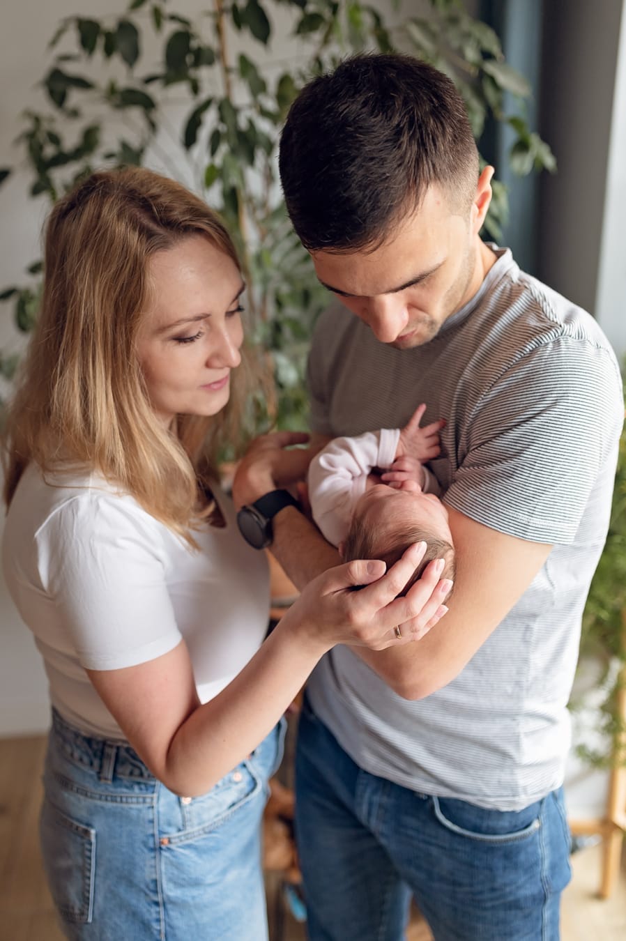 Noworodek śpi w ramionach taty sesja noworodkowa Gdańsk