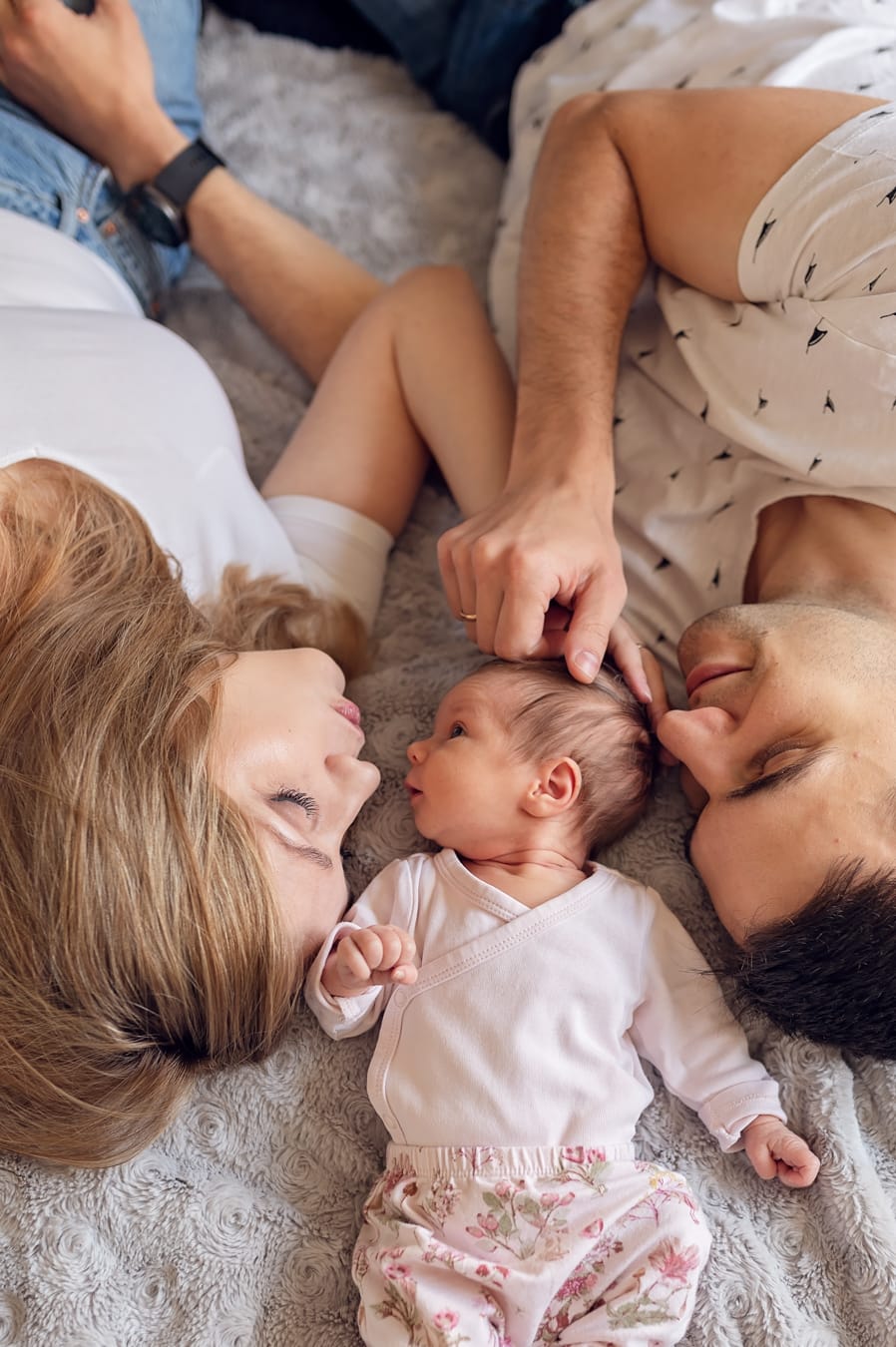 Noworodek patrzy na mamę sesja noworodkowa w domu Gdańsk