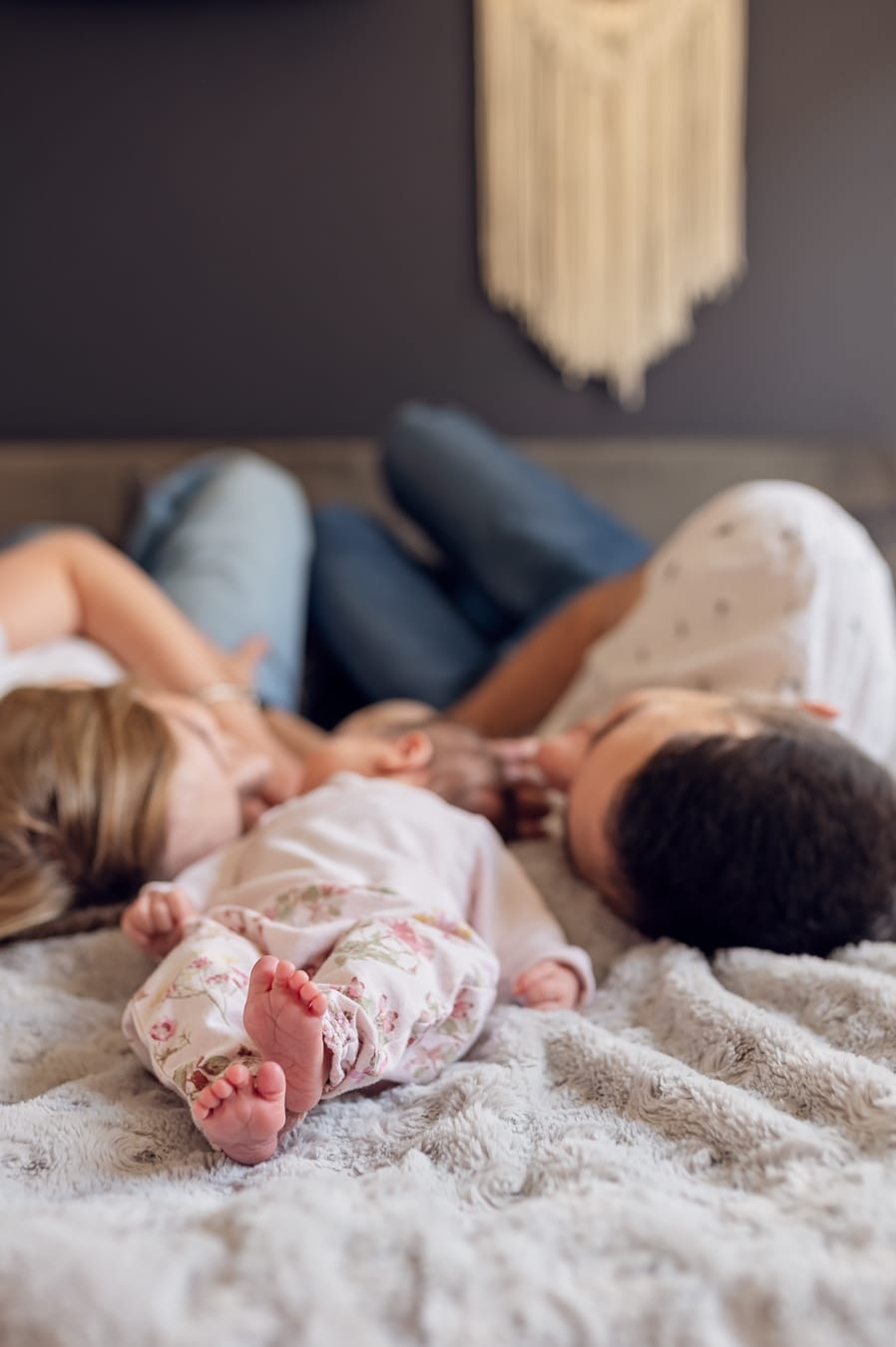 Noworodek między rodzicami w sypialni sesja Gdańsk