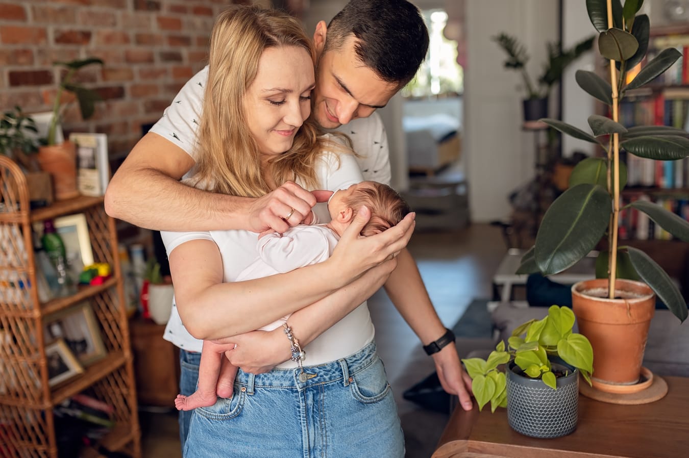Mama i tata z noworodkiem portret sesja noworodkowa Gdańsk
