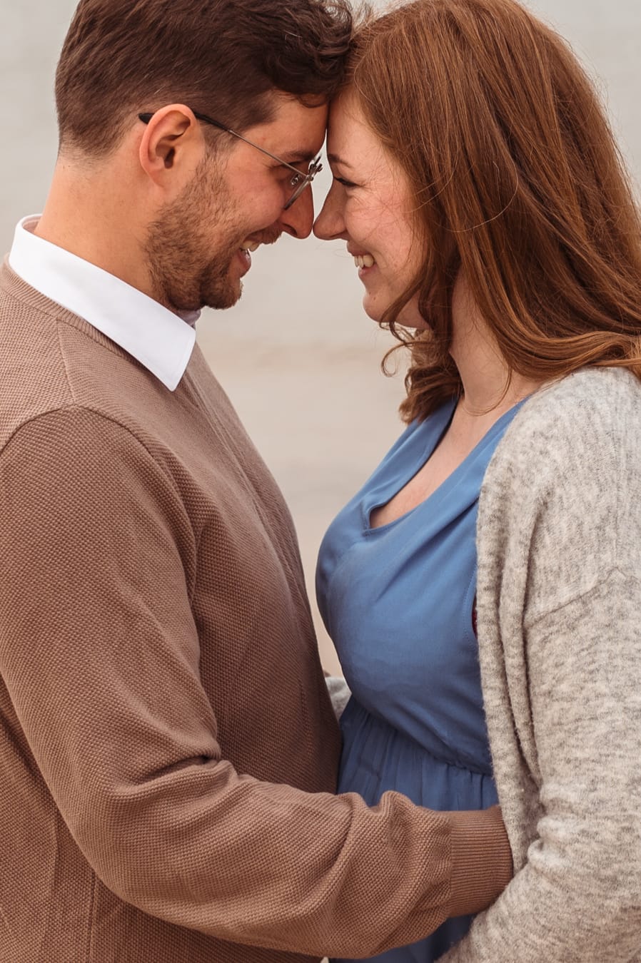 Portret przyszłych rodziców na plaży sesja ciążowa