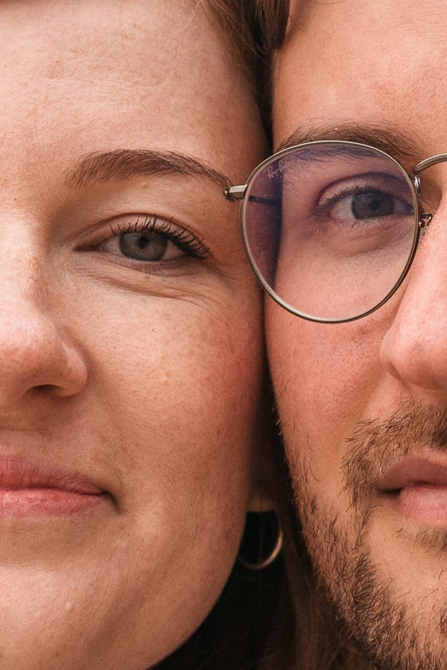 Portret pary na plaży sesja ciążowa Gdańsk