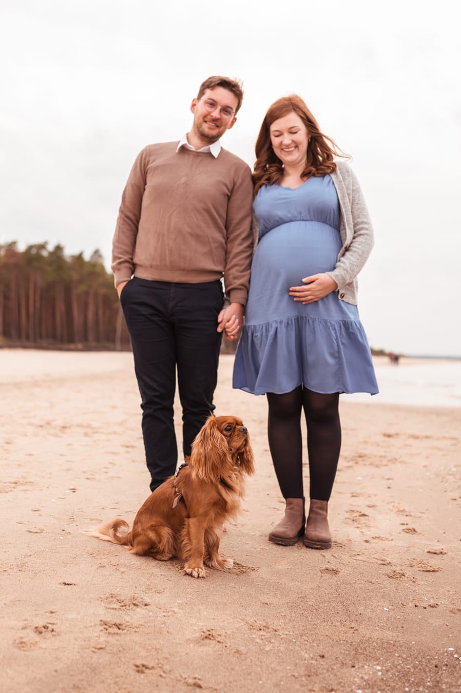 Sesja ciążowa z psem na jesiennej plaży Gdańsk