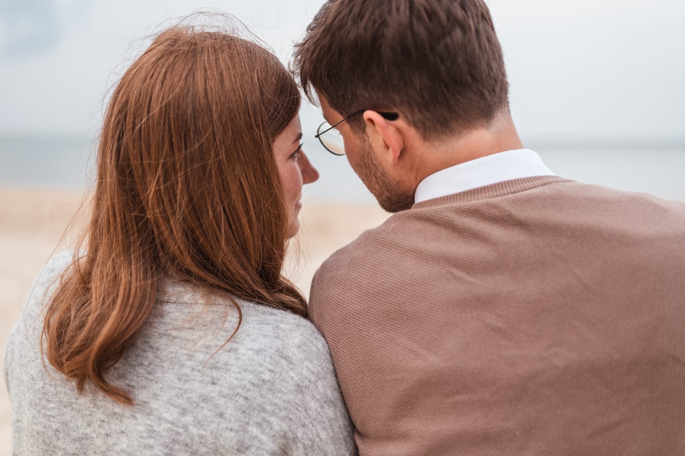 Para na plaży zachód słońca sesja ciążowa Gdańsk