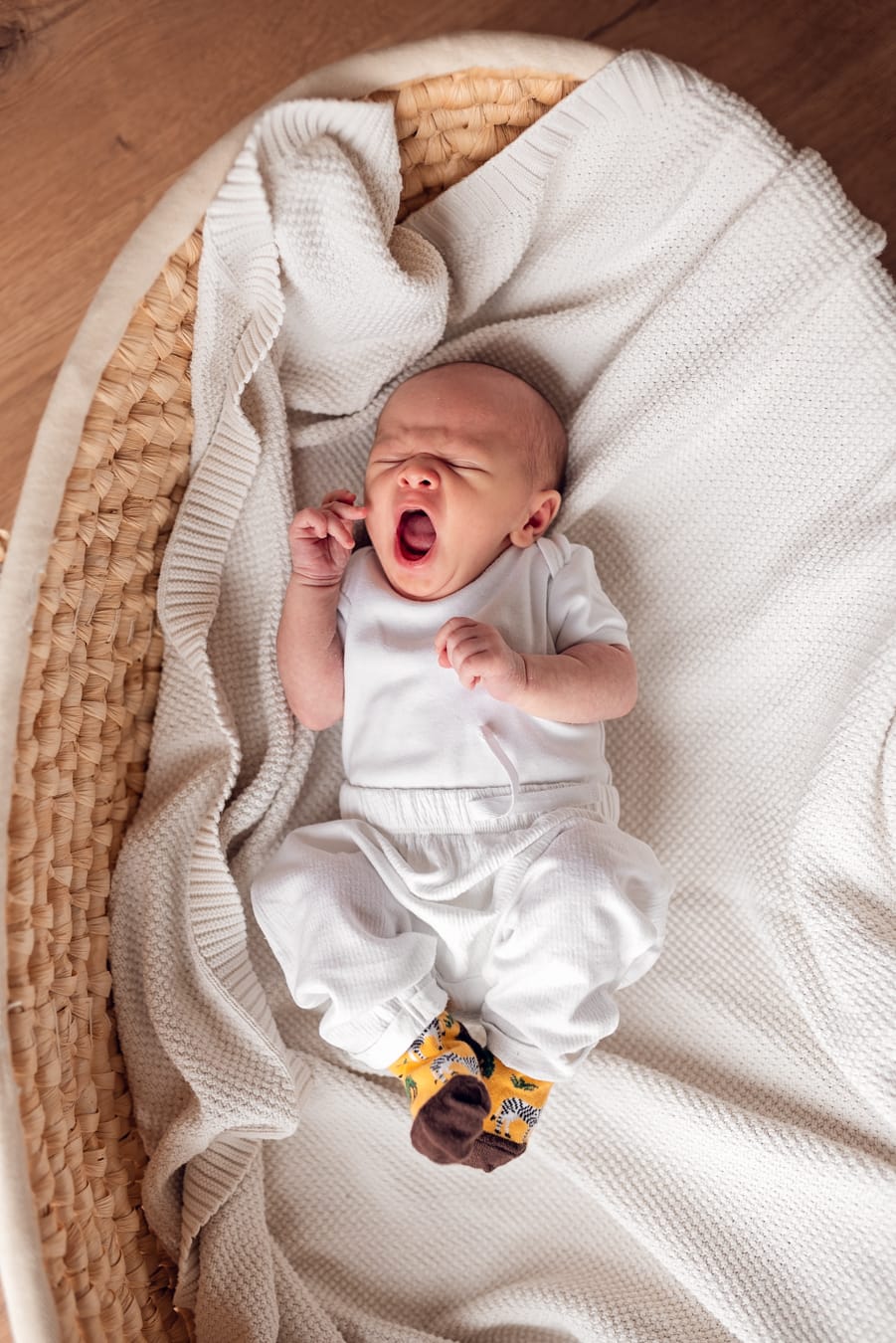 Ziewający noworodek rodzinna sesja noworodkowa w domu