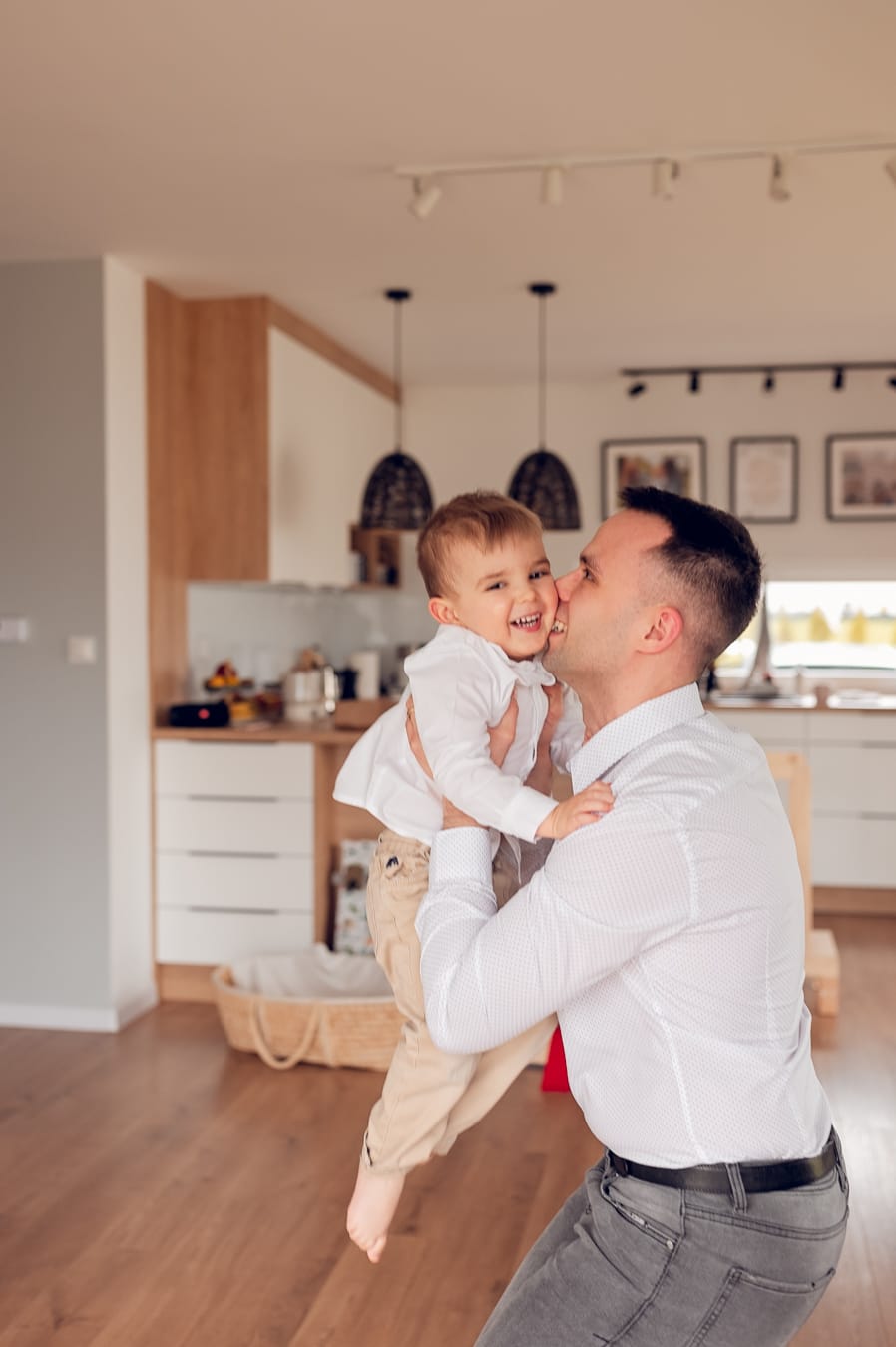 Tata całuje starszego syna rodzinna sesja noworodkowa