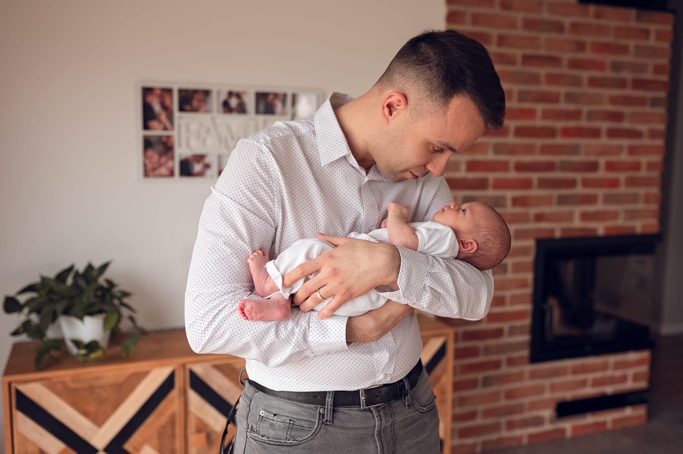 Tata i synek w ramionach sesja noworodkowa w domu Trójmiasto