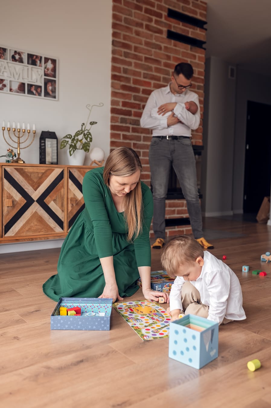 Rodzina bawi się razem rodzinna sesja noworodkowa