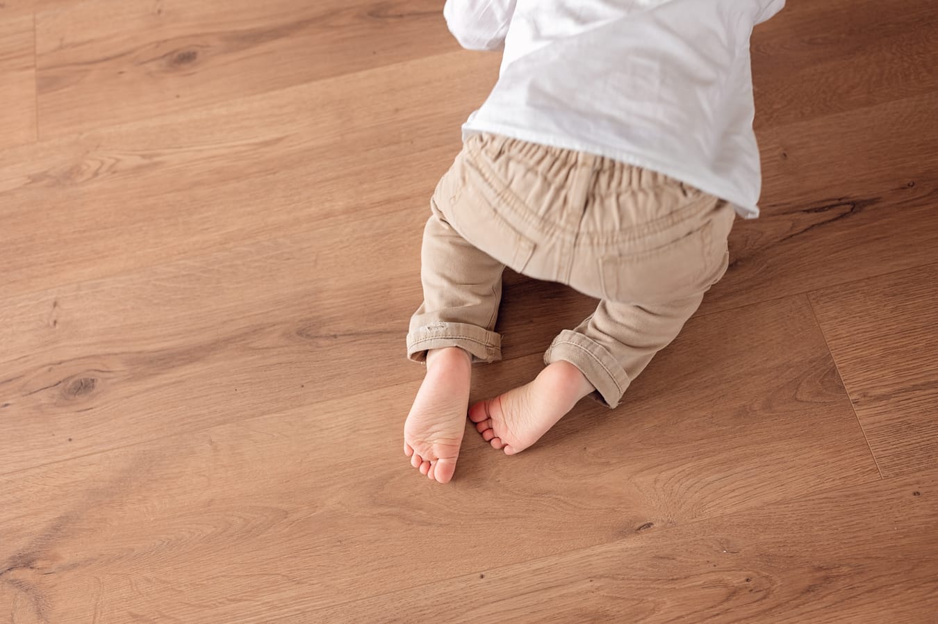 Przybliżenie stópek dwulatka podczas zabawy rodzinna sesja noworodkowa w domu Trójmiasto