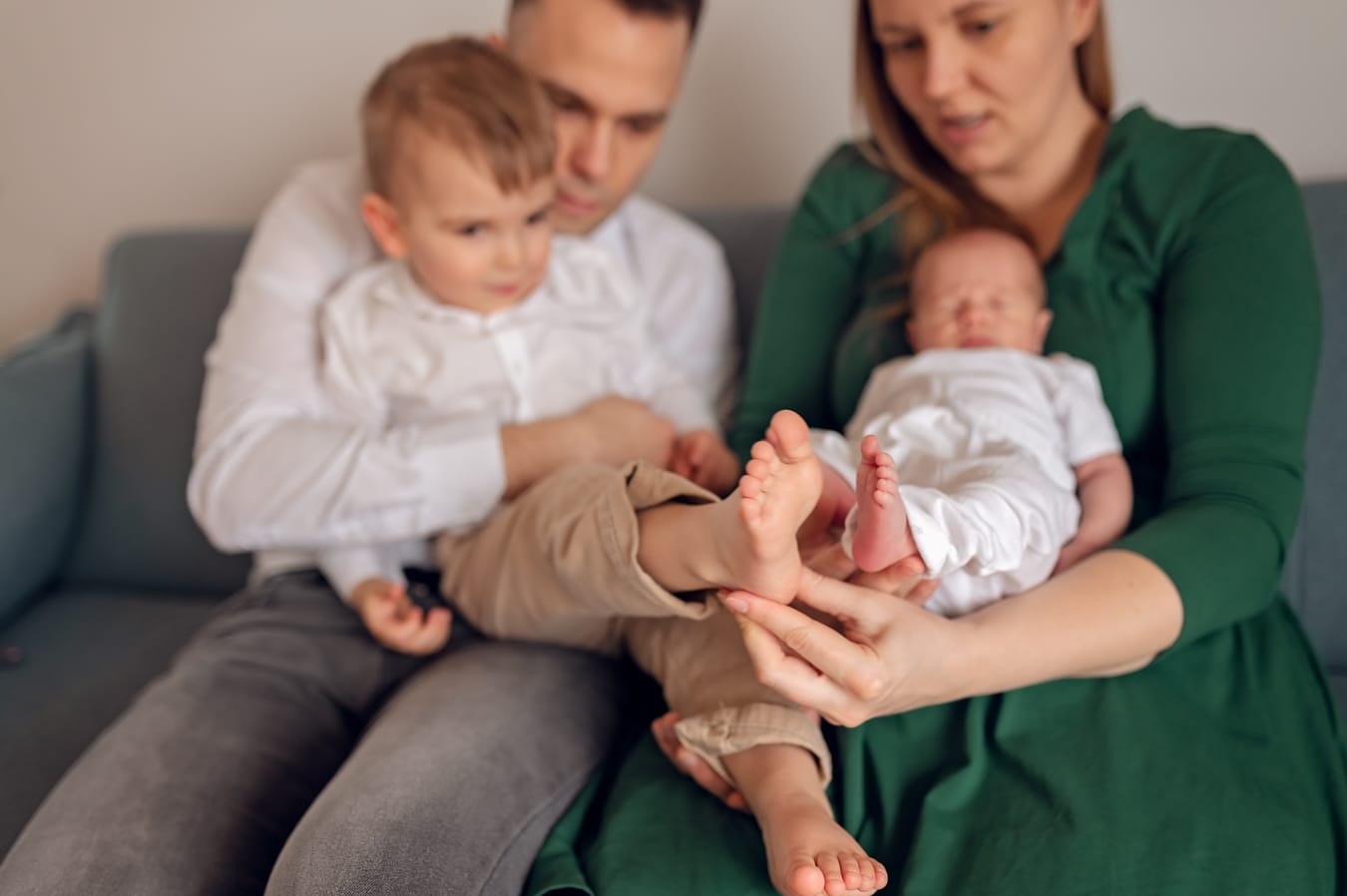 Stópki noworodka i brata porównanie rodzinna sesja w domu
