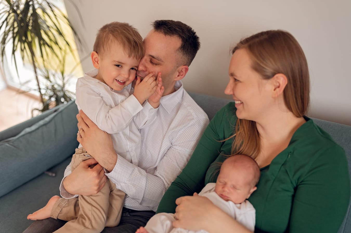 Noworodek ze starszym bratem naturalna sesja w domu Trójmiasto