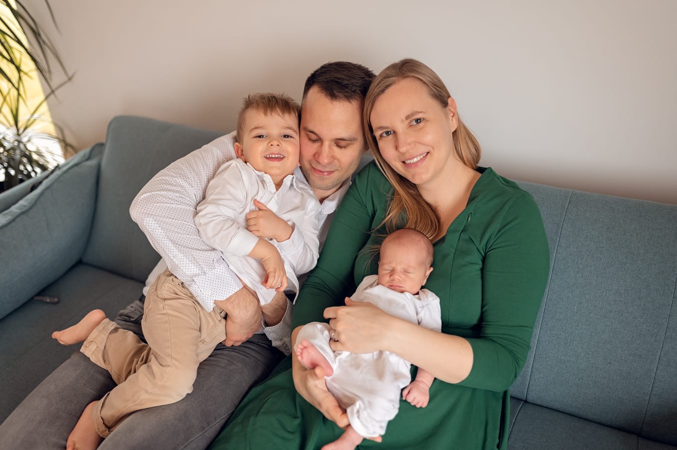Portret rodzinny z noworodkiem sesja noworodkowa w domu