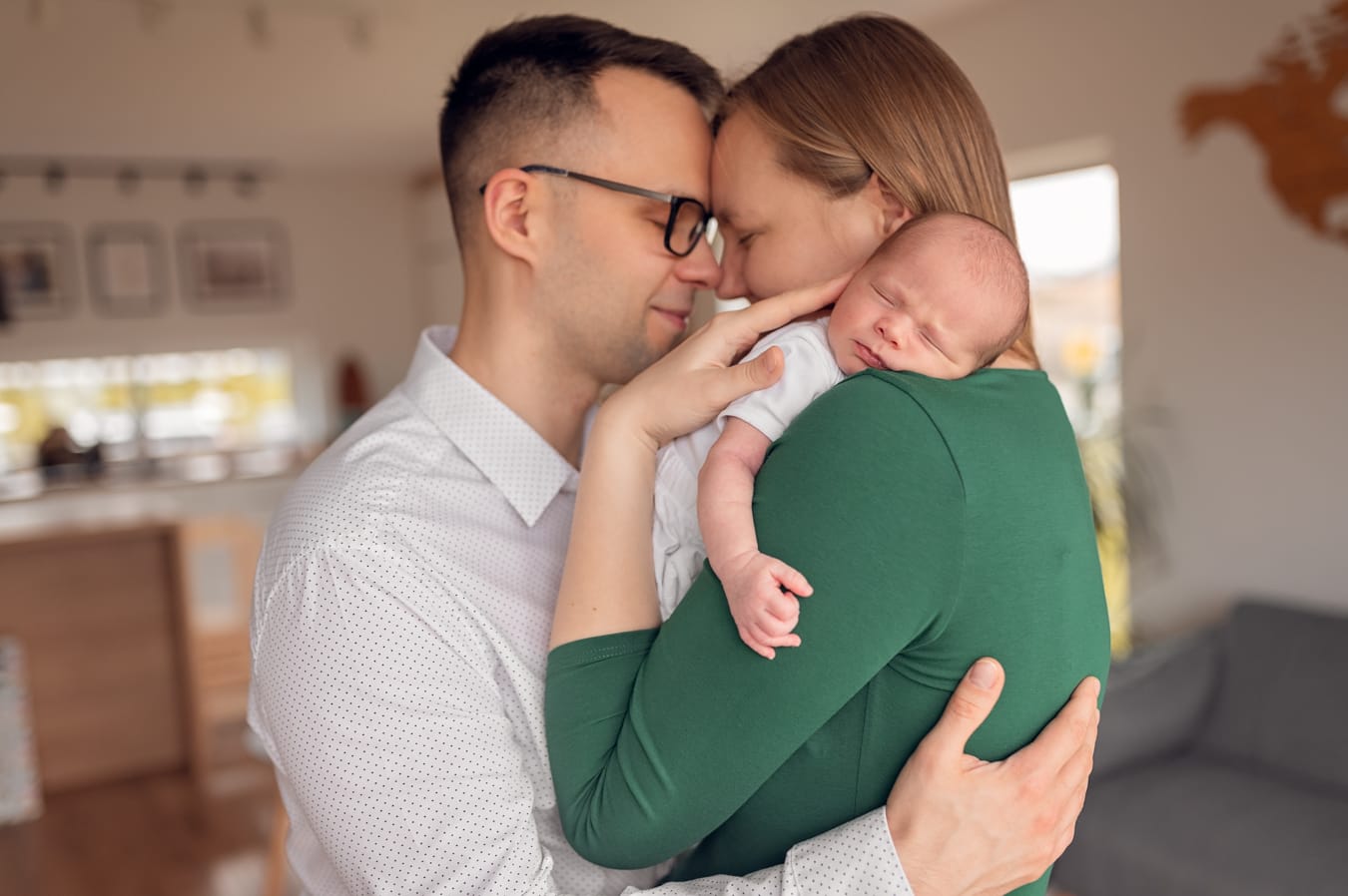 Rodzice tulą noworodka rodzinna sesja noworodkowa Trójmiasto
