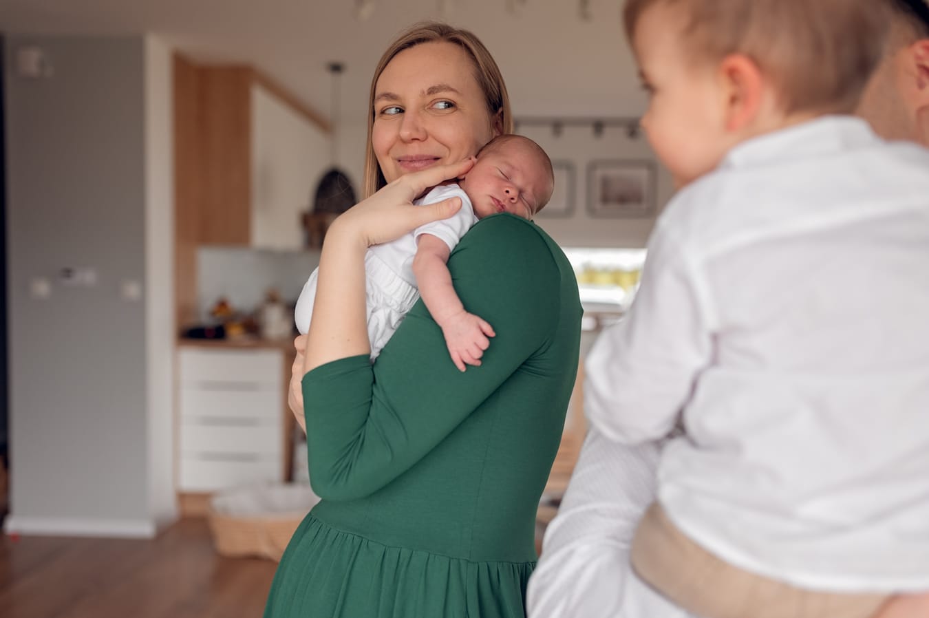Mama z noworodkiem tata ze starszym synem rodzinna sesja
