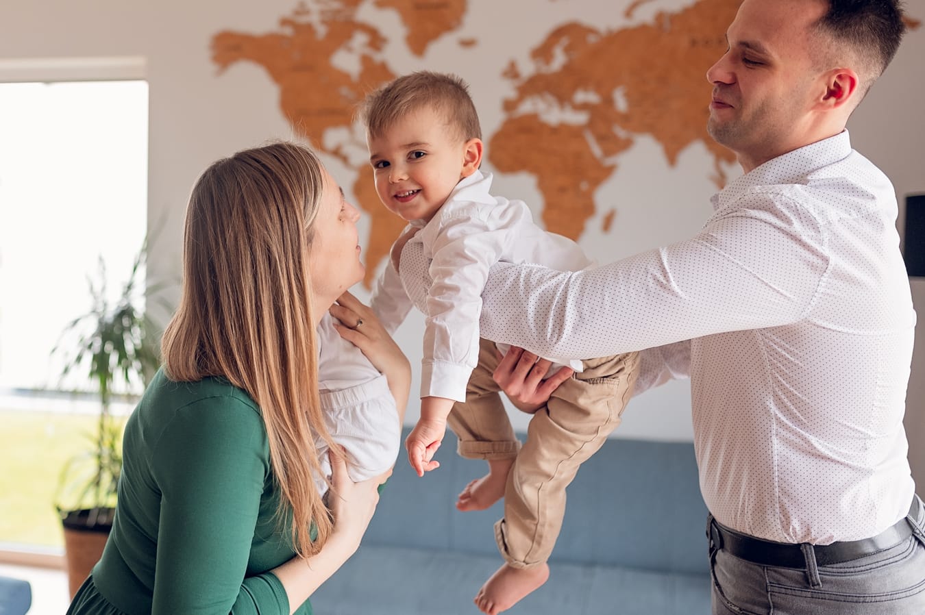 Rodzina bawi się z dziećmi rodzinna sesja noworodkowa w domu
