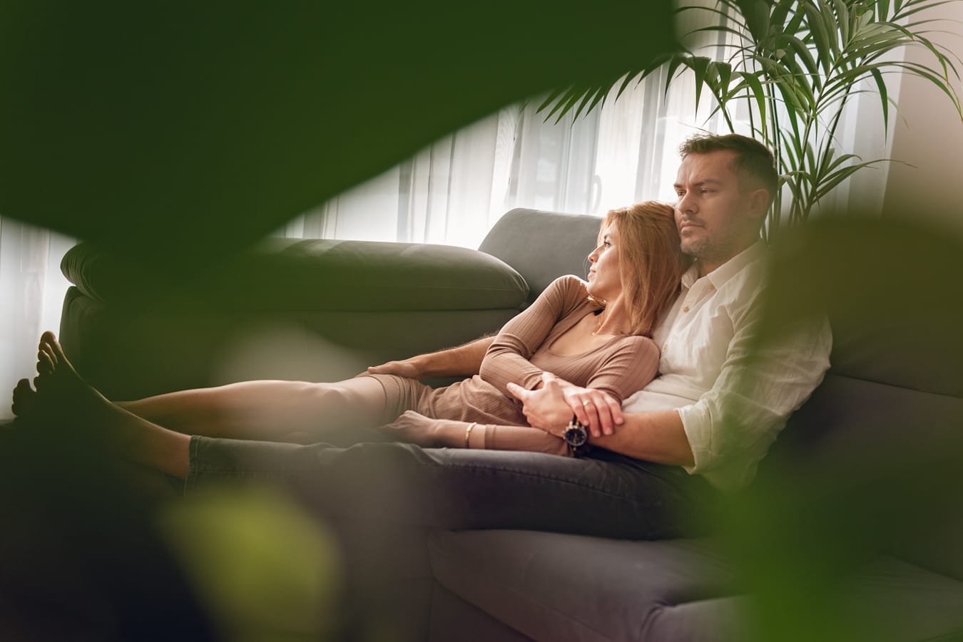 Para przytula się w domu sesja dla zakochanych Trójmiasto