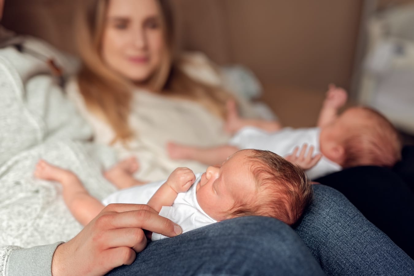 Rodzice trzymają bliźnięta na kolanach sesja Gdynia