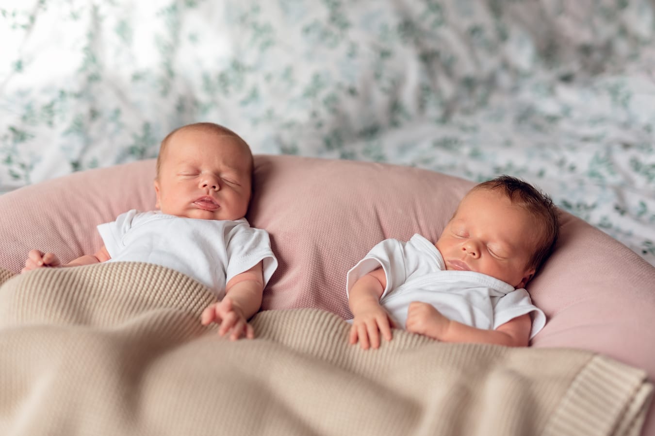 Śpiące bliźnięta sesja noworodkowa w domu Gdynia