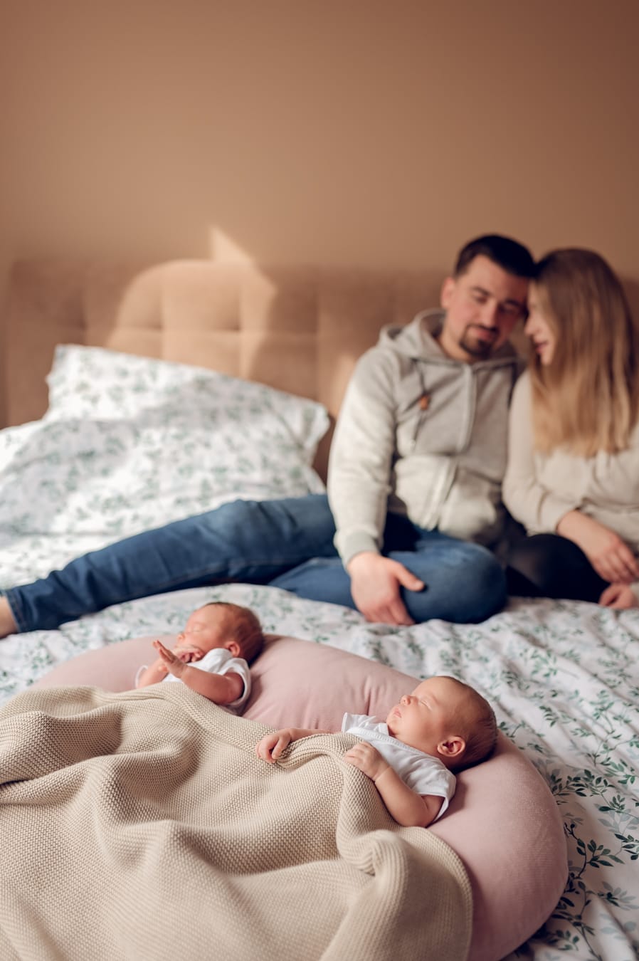 Rodzice z bliźniakami sesja noworodkowa w domu Gdynia